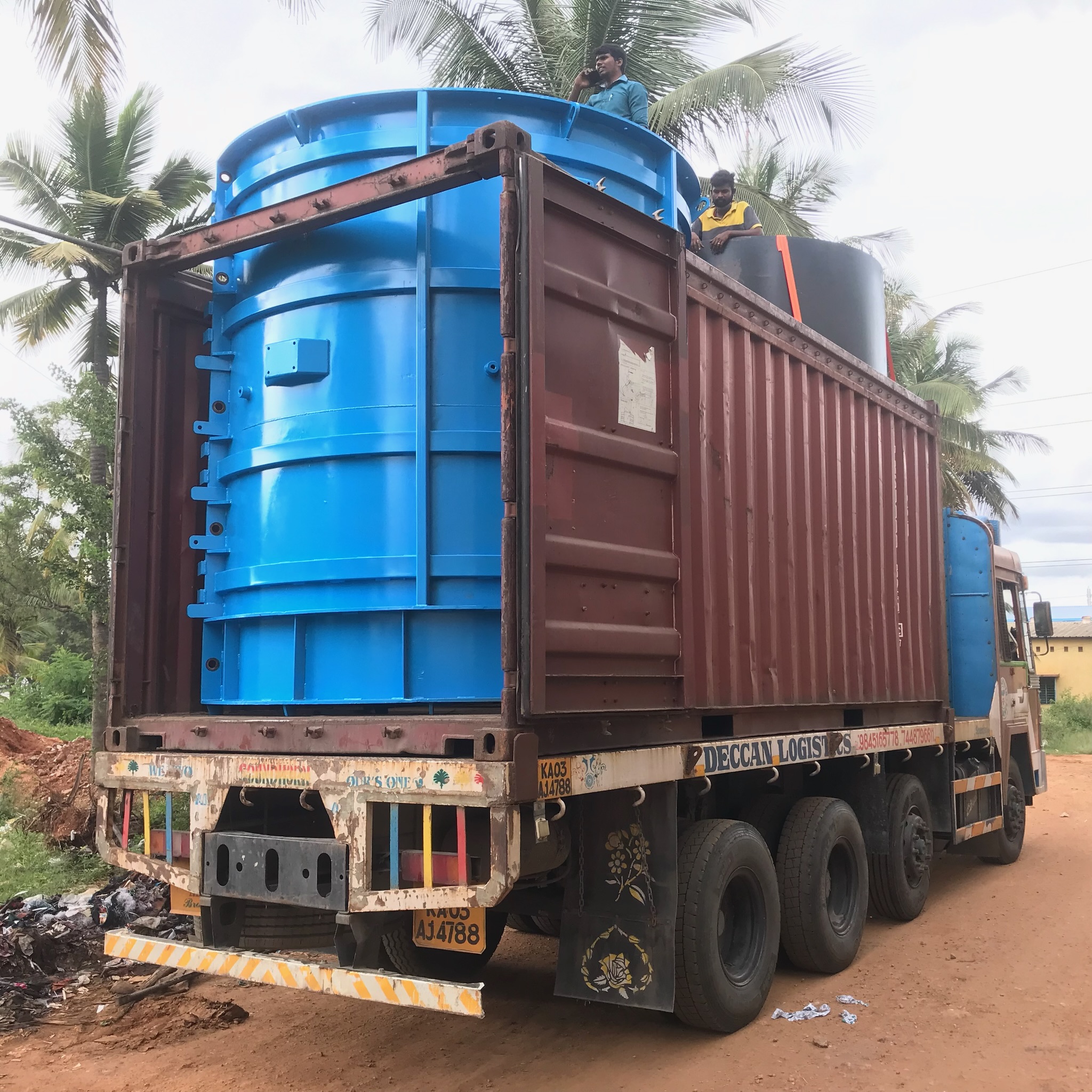 Mould container with core